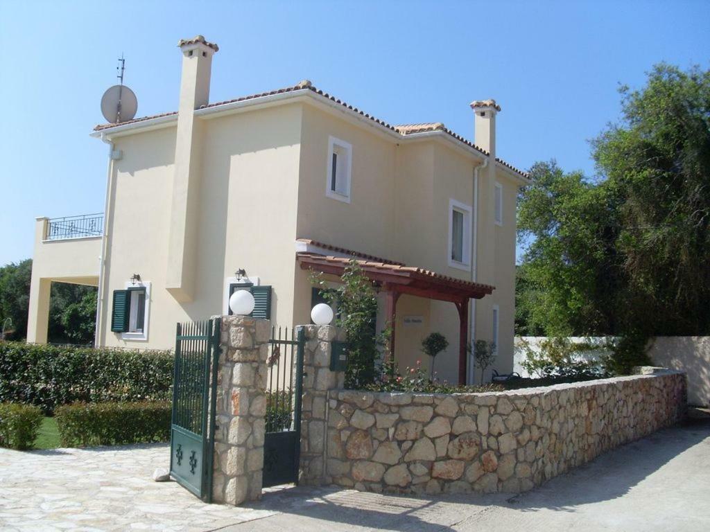 Villa Amelia Metaxata Bagian luar foto