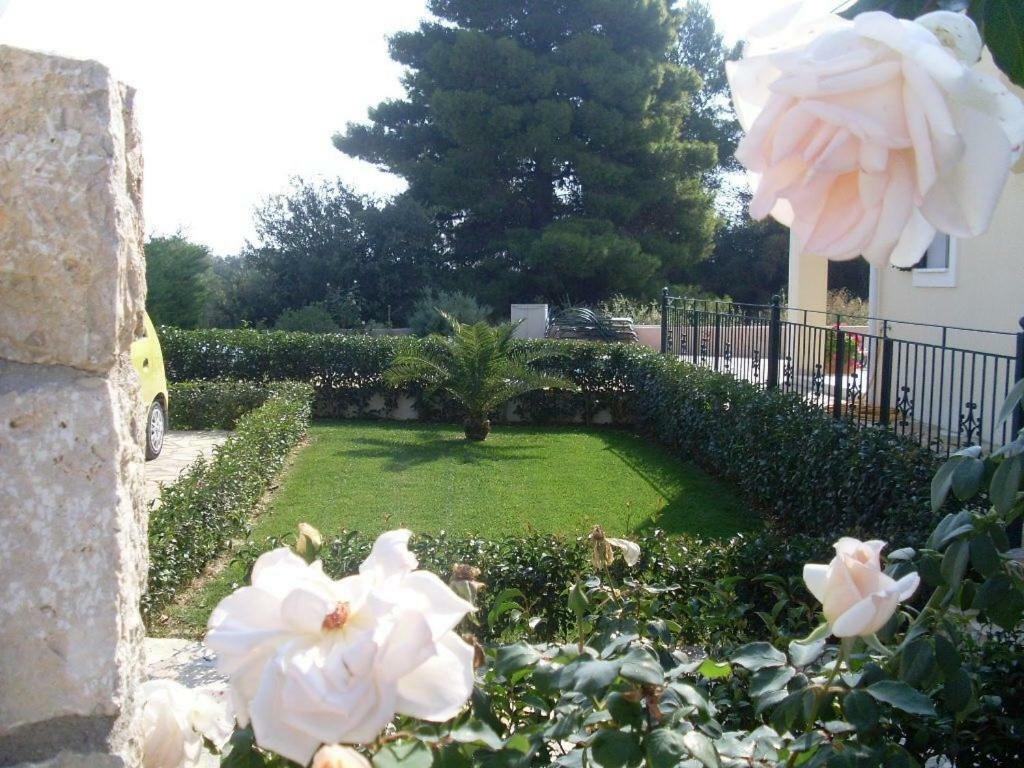 Villa Amelia Metaxata Bagian luar foto